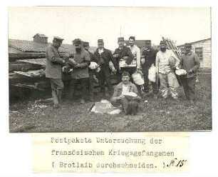 Kriegsgefangenenlager Puchheim: Nr. 15: Postpakete-Untersuchung der französischen Kriegsgefangenen (Brotlaib durchschneiden)
