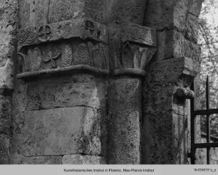 Blattkapitelle und Reptilrelief