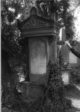 Grabstein 246 (Index: 100093472) Maße HxBxT: 261x111x62 cm Symbolik: (Leviten-)Kanne mit Kranz und Bänder im Giebel, Verzierungen Besonderheit: Doppelgrab für Eheleute: Grabstein 246