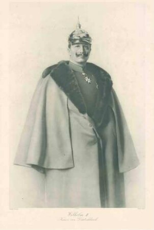 Kaiser Wilhelm II., König von Preußen in Uniform mit Orden u. a. pour le mérite und Mantel mit Pickelhaube, Brustbild