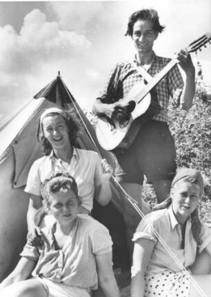 Hohwachter Bucht. Ostsee. Jugendliche zelten in ihrer Freizeit