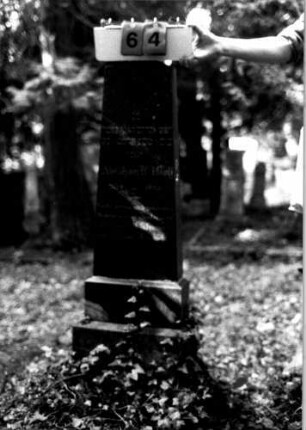 Grabstein 64 (Index: 100109307) Material: Granit, unterster Sockelteil Kalkstein Zustand: gut Maße HxBxT: 135x37x18 cm Beschreibung: Obelisk, getreppter Sockel, unterster Sockelteil rustica Besonderheit: Nummer auf Rückseite: 168: Grabstein 64