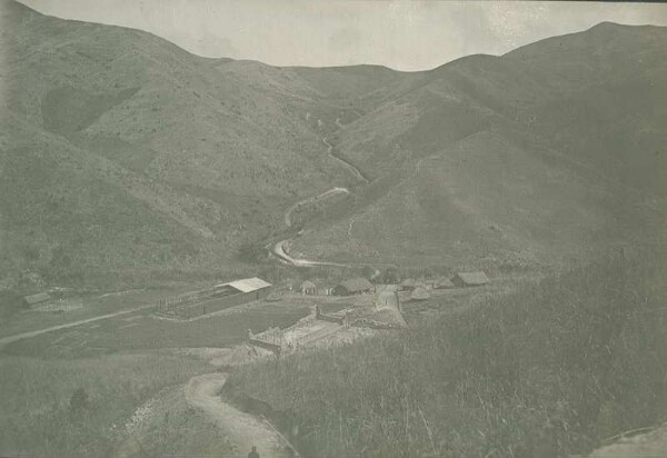 Le Chemal. L'usine de gliun sur la "montagne des carolines" et les montagnes d'Ouloug