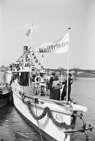 Dampfer Weltfrieden : Dresden. Feierliche Umbenennung des Dampfers in Weltfrieden am 30. April 1952 am Terrassenufer