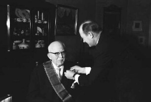 Freiburg: Wohnung Prof. Staudinger; Bundesverdienstkreuz mit Schulterband und Stern für Prof. Dr. Staudinger, Minister Filbinger überreicht es Prof. Staudinger