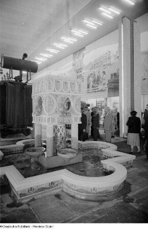 Blick auf einen Springbrunnen der rumänischen Sektion auf der Leipziger Herbstmesse 1954