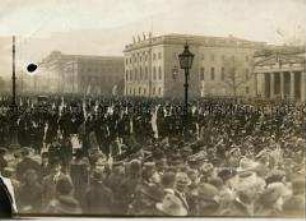 Menschenansammlung Unter den Linden am 9. November 1918