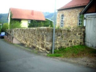 Ansicht von Nordosten mit Langhaus über Kirchhofmauer (Werksteine im Mauersteinverband)