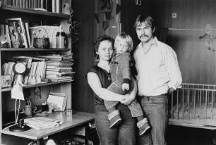 Familie R. am Schreibtisch (Studentin der Journalistik, Student der Kristallographie)