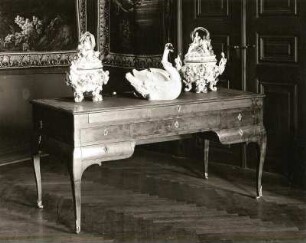 Schreibtisch des Grafen Brühl mit Teilen des Schwanenservices : Schreibtisch des Grafen Brühl mit Teilen des Schwanenservices. Holz (um 1750), Meißner Porzellan (1737-1741). Pförten (heute Brody / Polen), Schloss