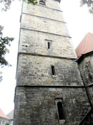 Stadtkirche-Kirchturm von Osten in Übersicht (Werksteine im Mauersteinverband-Geschoßtrennung durch Gesimse)