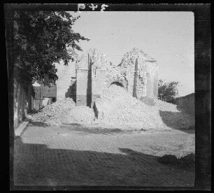 [Monchy-le-Preux (Dep. Pas-de-Calais, Frankreich):] Ruine der gesprengten Kirche [Saint-Martin] mit Vorplatz