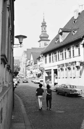 Rüdesheim: Gasse mit Kirchturm