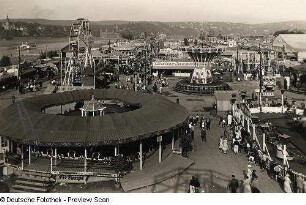 Dresden-Johannstadt. Vogelwiese am Elbufer. Karussell, Verkaufsstände, Riesenrad, Kettenkarussell und Luftschaukel