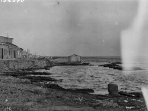Am Meer : Bucht mit Gebäuden und Strand