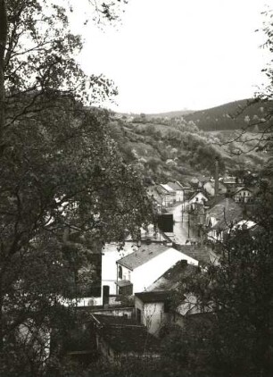 Graupen (Krupka). Ortsteilansicht gegen Erzgebirgskamm mit Mückentürmchen (Komáří hůrka). Blick nach Norden
