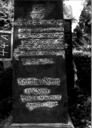 Grabstein 44 (Index: 100110008) Material: Sandstein Zustand: stark verwittert Maße HxBxT: 200x63x40 cm Beschreibung: Obelisk, getreppter Sockel: Grabstein 44A