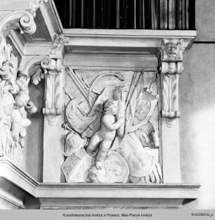 Stuckdekoration mit Putti und Waffenembleme im Salone des Palazzo Orlandini del Beccuto ausgemalt von Pietro Dandini - decorazione di stucco nel salone Palazzo Orlandini del Beccuto affrescato da Pietro Dandini