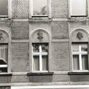 Cottbus, Karl-Liebknecht-Straße 103. Wohnhaus mit Laden (um 1900), Fenster (1. Obergeschoss)