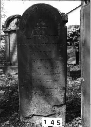 Grabstein 145 (Index: 99629646) Material: Sandstein Zustand: teilweise abgeblättert Maße HxBxT: 131x55x10 cm Beschreibung: Stele mit eingezogenem Rundbogenabschluß: Grabstein 145