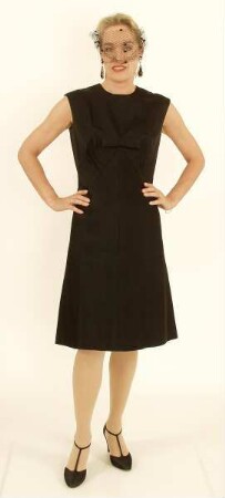 Schwarzes Cocktailkleid mit kleiner Schleife