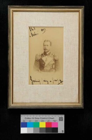 Gerahmtes Porträtfoto von Prinz Heinrich von Preußen mit Schriftzug "S.M.S. "Sachsen" 1893 - Heinrich Prinz v. Preußen"