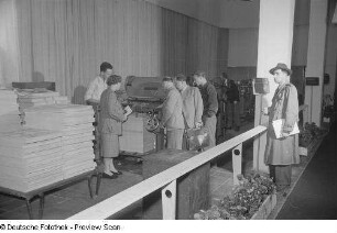 Besucher an Ständen der VVB Polygraph während der Internationalen Ausstellung für Buchgewerbe und Graphik (Bugra) 1953