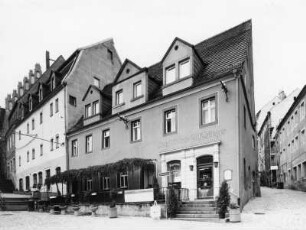 Meißen-Altstadt, Hohlweg 1. Wohnhaus mit Laden (Bezeichnung 1826). Straßenansicht (Rote Stufen)