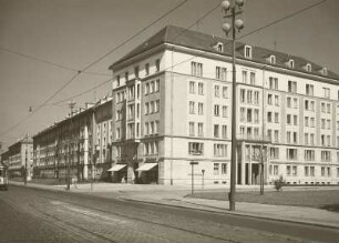 Dresden, Grunaer Straße mit Ledigenheim, Blick vom Fucikplatz (heute: Straßburger Platz) : Kopfbau der Wohnzeile Blochmannstraße 1-9, erbaut 1954 bis 1955 von Wolfgang Hänsch, sog. Ledigenheim