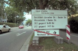 Freiburg im Breisgau: Info-Zelt der Tour de France und Hinweisschilder bezüglich der Umleitungen im Stadtverkehr