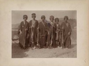 Krieger des Wali : Soldaten mit Gewehren von Daud Chan, dem Anführer des Kialhurluren.