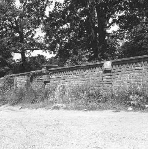 Cottbus-Schmellwitz. Nordfriedhof (1870 angelegt). Südmauer zwischen Karlstraße und Löbensweg. Straßenseite