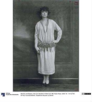 Ada von Senden in Kleid von Otto Haas-Heye