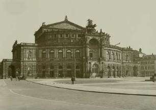 Dresden, Opernhaus : Dresden-Altstadt, Theaterplatz. Semperoper. Ansicht über den Platz