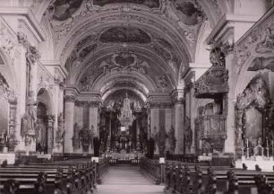 Amberg. Wallfahrtskirche Maria Hilf. Mittelschiff nach Osten