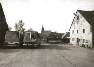 Dippoldiswalde, Altenberger Straße. Busbahnhof mit Busstandplatz und Verwaltungsgebäude (Gebäude des ehemaligen Postgutes). Blick nach Nordwesten über die Busbahnsteige zur Stadtkirche