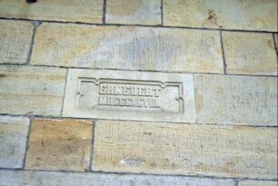 Dorfkirche, Bauinschrift in der Außenmauer: "Erneuert 1898"