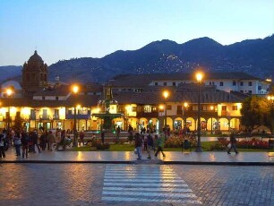 Cusco - Plaza de Armas am Abend : Der Hauptplatz, Plaza de Armas, am Abend. Aufgenommen am 29. August 2011 in Cusco