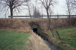 Nienwohlder Straße/Dorfstraße (Kreisstraße 60): Durchlass von Mühlenbach: Seitenansicht