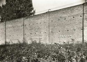 Ravensbrück. Nationale Mahn- und Gedenkstätte Ravensbrück. Lagermauer mit Massengrab. Teilansicht