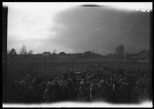 Rossienie (=Raseiniai, Litauen): Lanzenreiter bei einer Rast ("Einfall in Kurland: Rast bei Rossjenie. 27.4.1915")