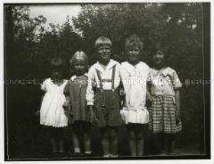 Gruppe von Kindern im Garten