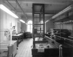 Sächsische Landesbibliothek - Staats- und Universitätsbibliothek Dresden. Zentralbibliothek (ehem. Landesbibliothek). Erdgeschoss. Abteilung Bestandserhaltung, Restaurierung, Naßstrecke : Dresden-Neustadt, Marienallee 12. Sächsische Landesbibliothek - Staats- und Universitätsbibliothek Dresden. Zentralbibliothek (ehem. Landesbibliothek). Erdgeschoss. Abteilung Bestandserhaltung, Restaurierung, Naßstrecke