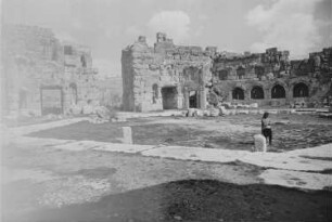 Reisefotos Libanon. Baalbek. Tempelanlage (101/300). Wohl großer Hof des Jupitertempels
