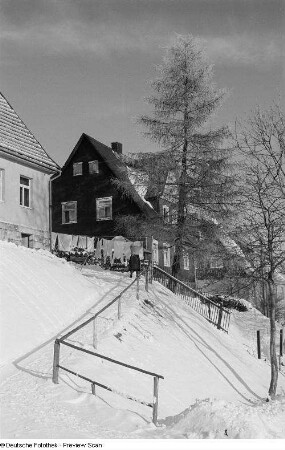Wohnhäuser in einer Winterlandschaft