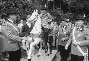 Schützenfest in Bielefeld, der König darf aufs Pferd