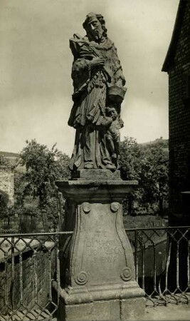 Statue am Zaun einer Brücke