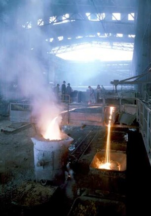 VEB Niederschachtofenwerk Calbe (Saale). Abstich