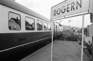 Dogern: Zug im Bahnhof mit Schild