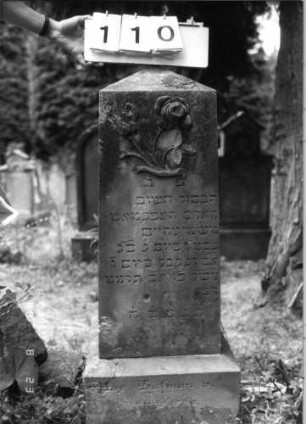 Grabstein 110 (Index: 100096093) Maße HxBxT: 103x32x19 cm Symbolik: Rosenzweig: Grabstein 110